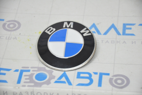 Эмблема капота BMW X3 G01 18-21 примята, полез лак