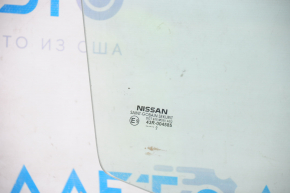 Скло дверей перед правим Nissan Versa 1.8 10-12 подряпини