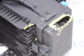 Блок запобіжників підкапотний з радіатором Lexus RX400h 04-09 тріщини, злам кріпиться