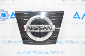Эмблема передняя решетки радиатора Nissan Rogue 17- квадратная, под радар, песок