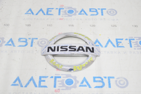 Емблема значок двері багажника Nissan Rogue 14-20 дефект хрому
