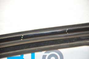 Уплотнитель стекла с верхним молдингом задний правый Dodge Dart 13-16 черный глянец, мелкие царапины
