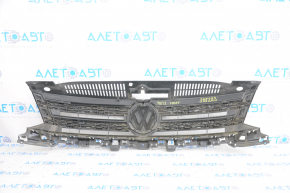 Решетка радиатора grill в сборе VW Tiguan 12-17 рест со значком, надломы, сломано крепление, тычки и песок на хроме