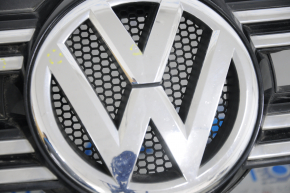 Решітка радіатора grill у зборі VW Tiguan 12-17 рест зі значком, надломи, зламане кріплення, тички та пісок на хромі