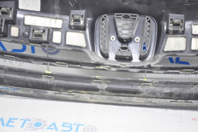 Решетка радиатора grill Honda Accord 16-17 в сборе, хром, сломаны соты, песок