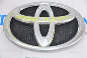Эмблема решетки радиатора grill Toyota Camry v40 вздулся хром