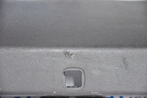 Обшивка дверей багажника нижня Chevrolet Volt 11-15 черн, подряпина