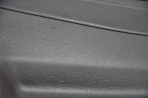 Обшивка двери карточка задняя левая Nissan Rogue 14-20 черн с черн вставкой пластик, молдинг под карбон глянец, подлокотник кожа,, царапина