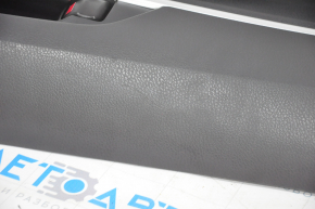 Обшивка дверей картка задня ліва Toyota Camry v70 18- чорний з чорною вставкою пластик, підлокітник гума, подряпина
