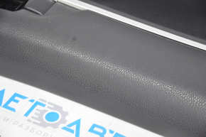 Обшивка двери карточка передняя левая Toyota Camry v70 18- черн с черн вставкой пластик, подлокотник резина, царапина