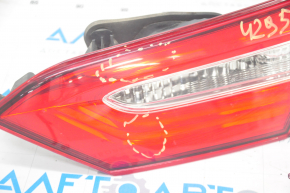 Ліхтар внутрішній кришка багажника правий Toyota Camry v70 18- галоген, мікротріщини