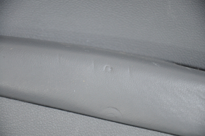 Обшивка двери карточка передняя левая VW Passat b7 12-15 USA черн с черн вставкой пластик, подлокотник кожа, молдинг серый глянец, прижата, трещина в накладке