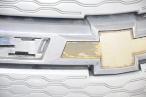 Решетка радиатора grill Chevrolet Volt 11-15 тычки, отклеилась эмблема, трещина