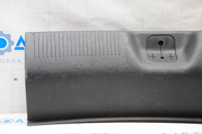 Накладка отвору багажника Dodge Dart 13-16 затерта