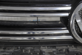 Решетка радиатора grill в сборе VW Tiguan 12-17 рест со значком, надломы, надлом, тычки и песок на хроме