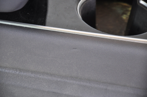 Консоль центральная подлокотник и подстаканники Tesla Model 3 18-20 кожа черн, накладки глянец, тычка, полез лак, царапины, без проводки