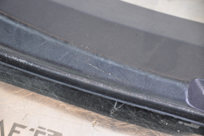 Накладка проема заднего багажника Tesla Model 3 18- чёрн, царапины, потертости