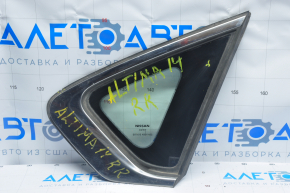 Форточка глухое стекло задняя правая Nissan Altima 13-18 затерт хром, надорван уплотнитель