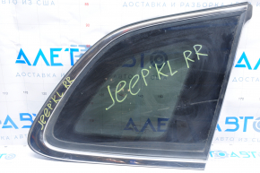 Форточка глухе скло задня права Jeep Cherokee KL 14-18 чорний відтінок, молдинг хром, подряпини на хромі