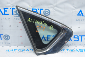 Форточка глухое стекло задняя левая Nissan Altima 13-18 царапины на хроме, воздух под тонером