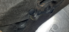 Бічна накладка задніх сидінь ліва Chrysler 200 15-17 ганчірка чорна, іржаві кріплення, порване кріплення