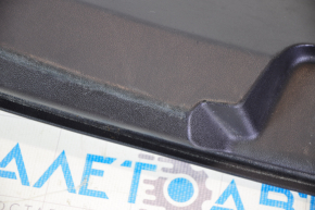 Накладка проема заднего багажника Tesla Model 3 18- чёрн, царапины, потертости