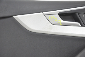 Обшивка двери карточка передняя левая Audi A4 B9 17-19 черная, накладка под алюминий, царапины на накладке