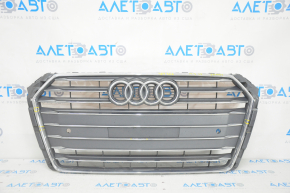 Решетка радиатора в сборе Audi A4 B9 17-19 с эмблемой, под парктроники, трещины, прижата, песок, светлый хром