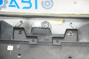 Накладка крышки багажника Ford Fusion mk5 13-16 под номер, сломана направляйка