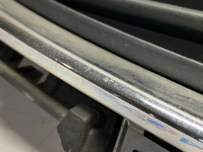 Решетка радиатора grill Mazda 6 13-17 в сборе со значком, песок,сломано крепление