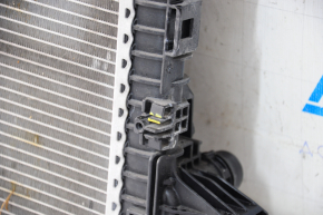 Радиатор охлаждения вода Audi Q5 80A 18- сломано крепление