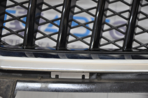 Решетка радиатора grill Buick Encore 17-19 песок, слом креп, облезло покрытие, трещина в молдинге