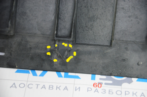 Дефлектор радиатора правый Mercedes GLA 15-20 сломаны крепления