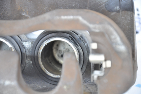 Суппорт передний правый Toyota Sienna 11-20 порван пыльник цилиндра