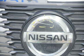 Решетка радиатора grill Nissan Rogue 17- без камеры, под радар, под круглую эмблему, japan built с эмблемой, царапины, песок