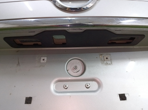 Дверь багажника в сборе со стеклом Nissan Rogue 17-20 серебро K23, с молдингом, с эмблемами, (SL), с датчиками наклона, с проводкой