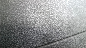 Обшивка дверей багажника низ Audi Q5 80A 18- чорна, потерта, тріщина у кріпленні