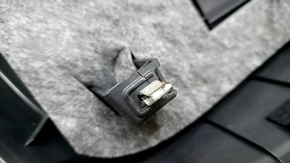 Обшивка двери багажника низ Audi Q5 80A 18- черная, потерта, трещина в креплении