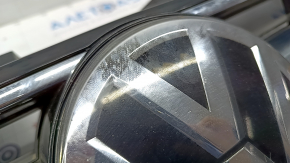 Грати радіатора grill VW Tiguan 18- з емблемою, під радар круїз, пісок, поліз лак на емблемі