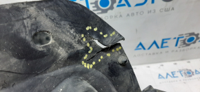 Подкрылок передний правый Ford Escape MK3 13-14 сломано крепление, трещины