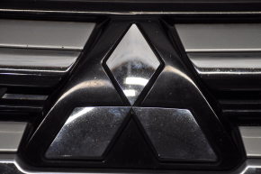 Решетка радиатора grill Mitsubishi Outlander 16-21 рест, песок, тычки