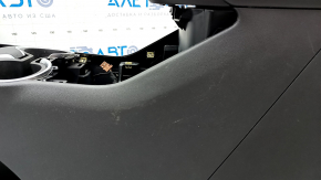 Консоль центральна підлокітник та підсклянники GMC Terrain 18- шкіра чорна, під повітропровід, подряпини, тички на хромі, облізло покриття