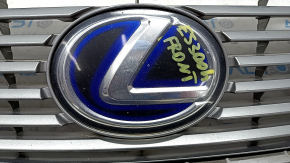 Решетка радиатора grill Lexus ES300h ES350 13-15 дорест, со значком, песок, слом креп, отсутствует фрагмент