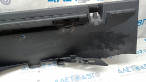 Накладка отвору багажника Ford Explorer 16-19 чорний, злам креп, подряпини, потерта