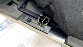Обшивка двери карточка передняя правая Audi Q7 4L 10-15 бежевая, молдинг под дерево глянец, BOSE, царапины, под чистку, сломано крепление, треснута