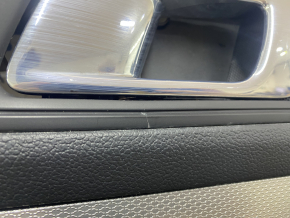 Обшивка дверей картка передня ліва Ford Explorer 16-19 рест, беж, ганчірка вставка, підлокітник шкіра, під чищення, подряпини, тріщина