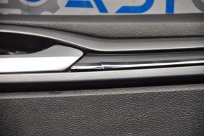 Обшивка двери карточка передняя правая Ford Fusion mk5 13-16 черн с черн вставкой тряпка, подлокотник кожа, молдинг серый глянец, красная строчка, царапины