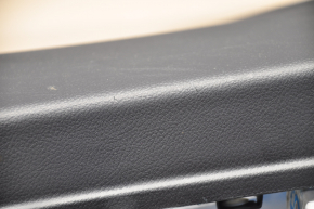 Обшивка двери карточка передняя правая Subaru Legacy 15-19 черн с бежевой вставкой тряпка, подлокотник кожа, сер молдинг структура, царапины, под чистку