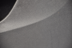 Обшивка двери карточка передняя правая Ford Focus mk3 15-18 черн с черн вставкой тряпка, царапины