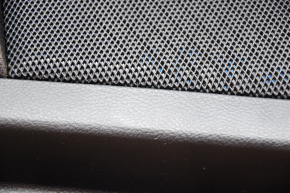 Обшивка двери карточка задняя правая Ford Fusion mk5 17-20 черн с беж вставкой тряпка, подлокотник кожа, молдинг серый структура, вздулась кожа, царапины, под чистку